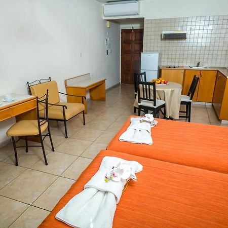 Crystallo Apartments Paphos Ngoại thất bức ảnh