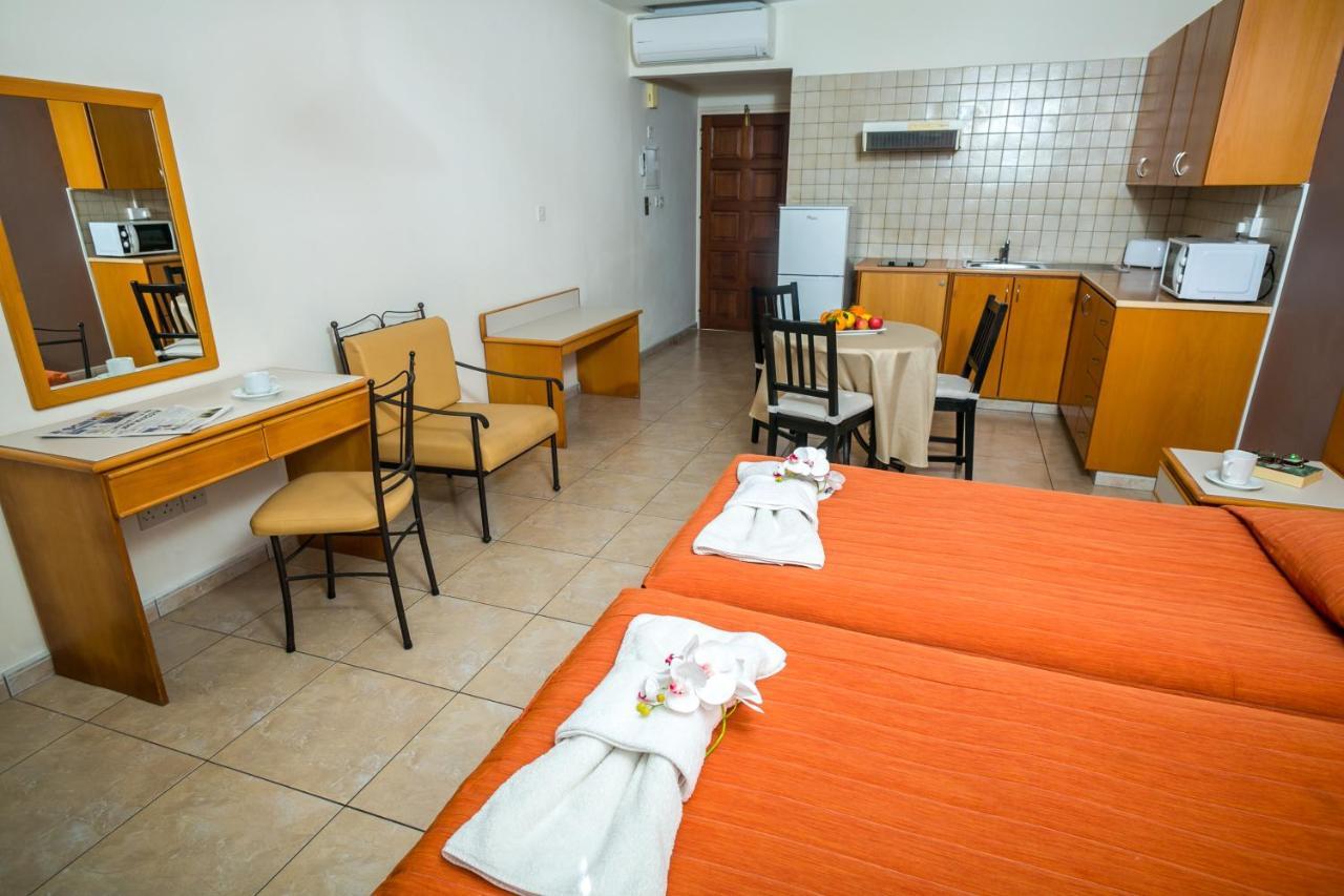 Crystallo Apartments Paphos Ngoại thất bức ảnh