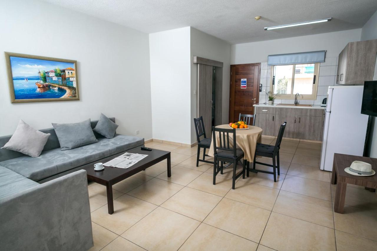 Crystallo Apartments Paphos Ngoại thất bức ảnh