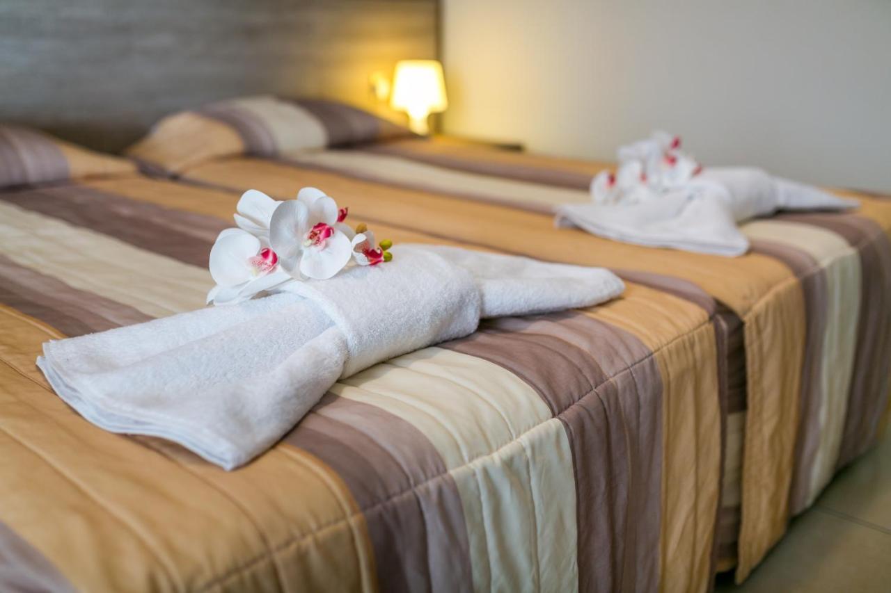 Crystallo Apartments Paphos Ngoại thất bức ảnh