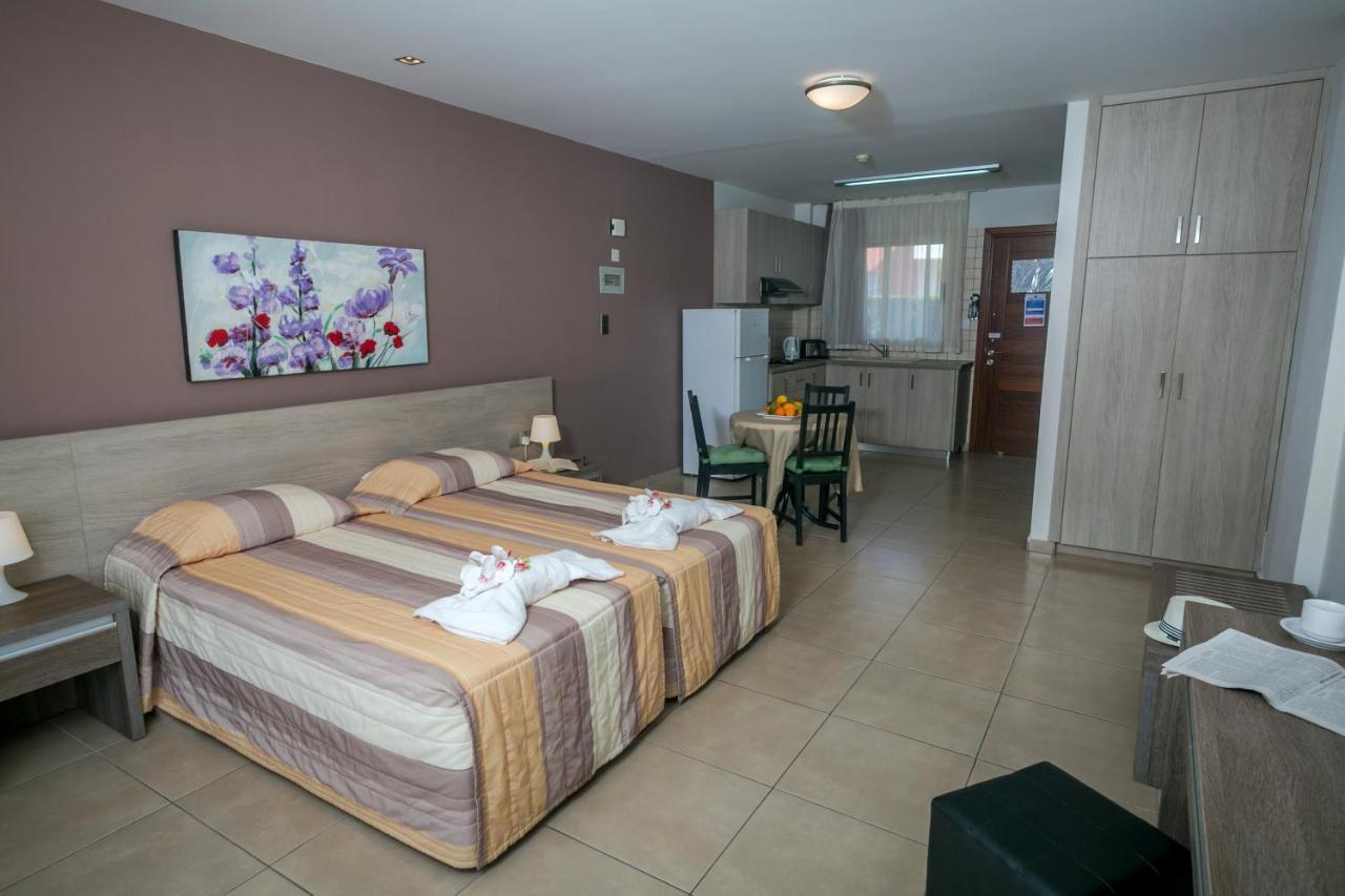 Crystallo Apartments Paphos Ngoại thất bức ảnh
