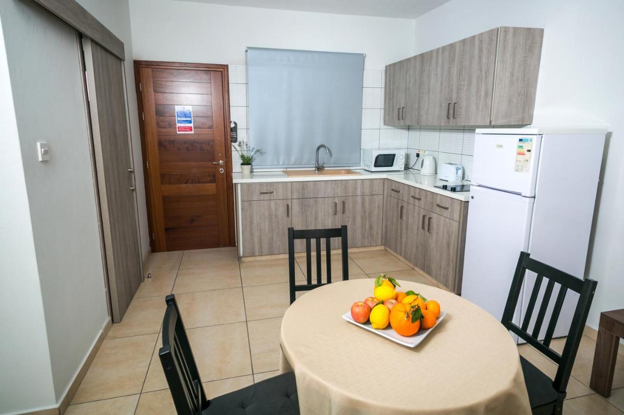 Crystallo Apartments Paphos Ngoại thất bức ảnh