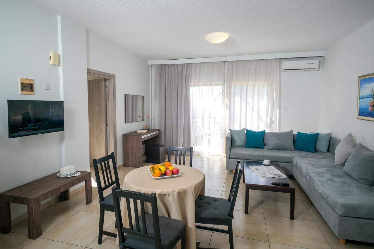 Crystallo Apartments Paphos Ngoại thất bức ảnh