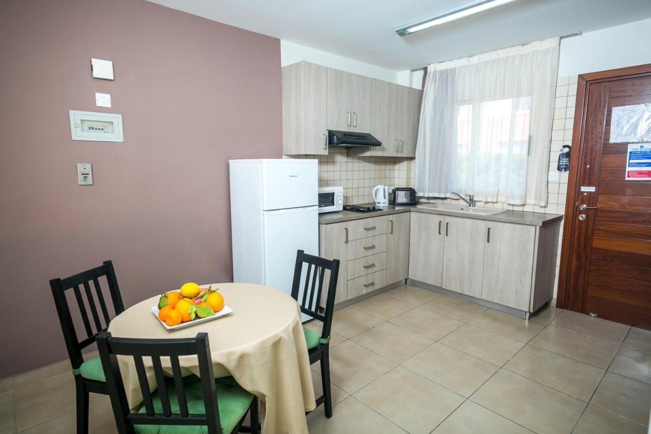 Crystallo Apartments Paphos Ngoại thất bức ảnh