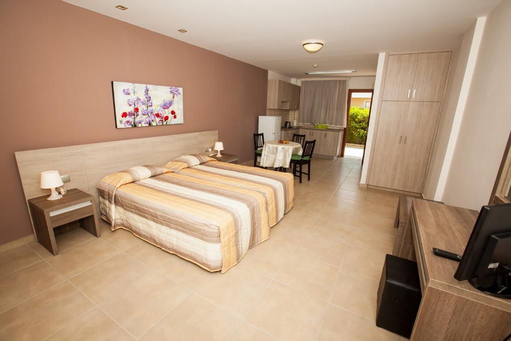 Crystallo Apartments Paphos Ngoại thất bức ảnh