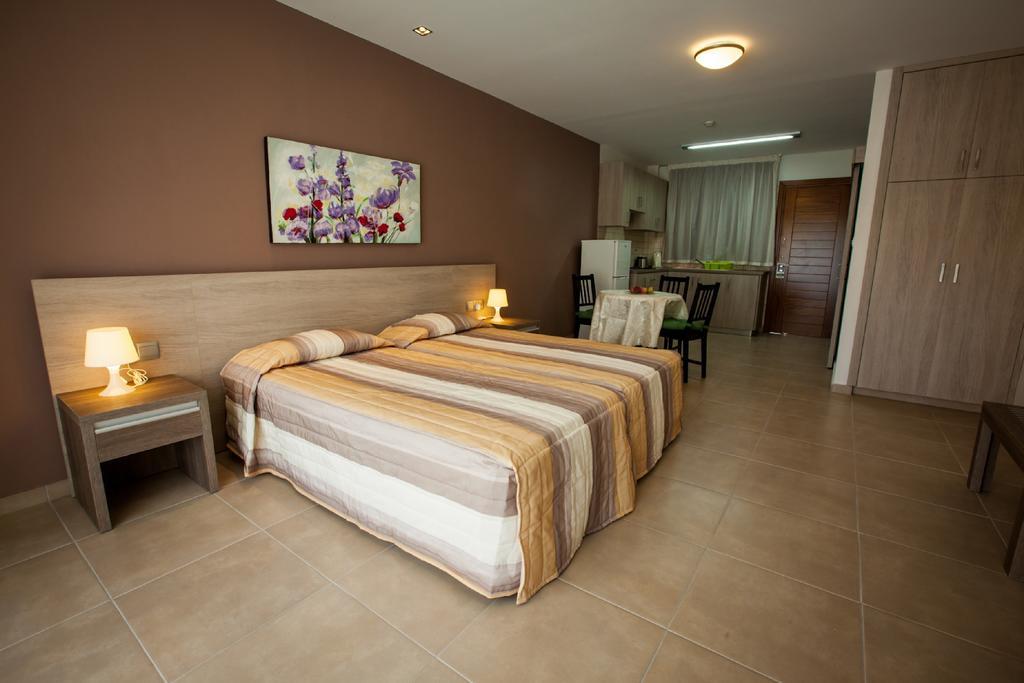 Crystallo Apartments Paphos Ngoại thất bức ảnh