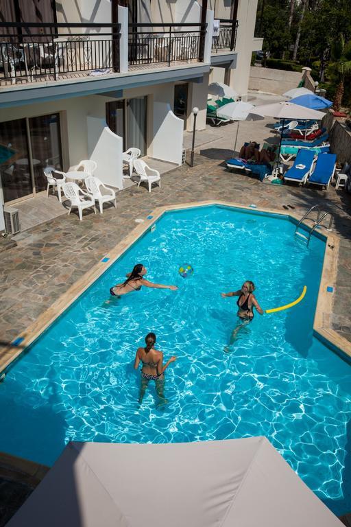 Crystallo Apartments Paphos Ngoại thất bức ảnh