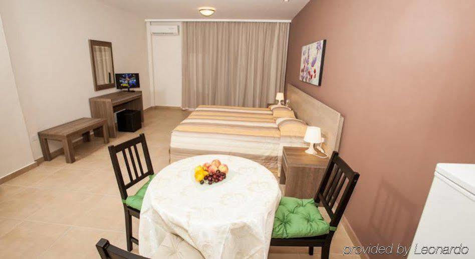 Crystallo Apartments Paphos Ngoại thất bức ảnh