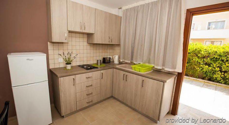 Crystallo Apartments Paphos Ngoại thất bức ảnh