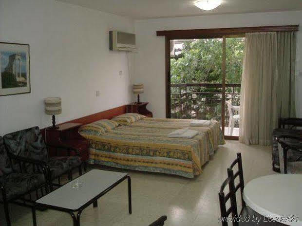 Crystallo Apartments Paphos Ngoại thất bức ảnh